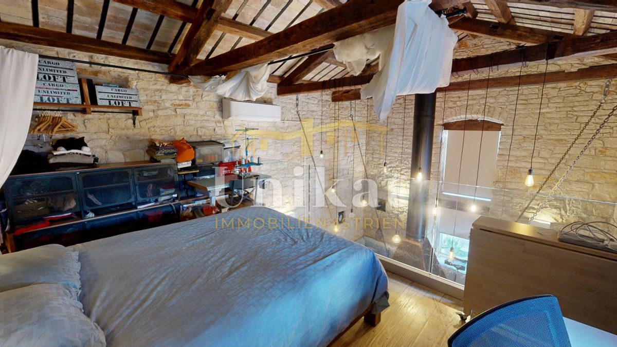 Čudovita posest z dvema kamnitima hišama in bazenom